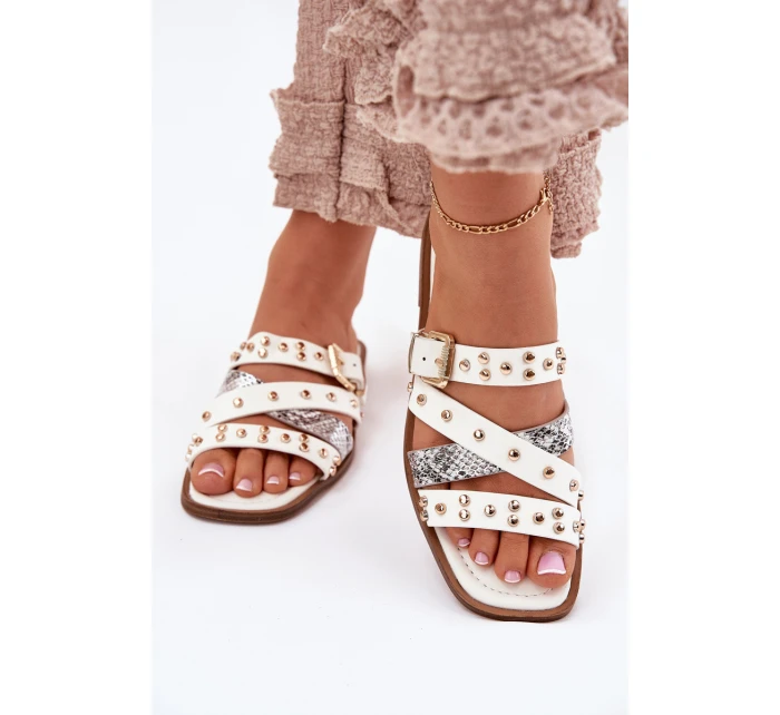 Ozdobené dámské sandály na plochém podpatku s pásky a sponou bílé model 21699557 - Boto