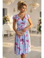 MATILDE midi šaty s obálkovým výstřihem a krátkými rukávy modré s růžovými květy model 22014770 - numoco MATILDE midi šaty s obálkovým výstřihem a krátkými rukávy modré s růžovými květy model 22014770 - numoco
