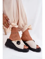 Elegantní Dámské Kožené Pantofle Na Klínu S Ozdobou Béžové model 21693610 - Artiker