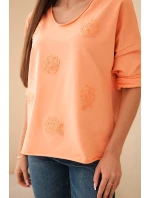 Dámská bavlněná blůza s model 21890118 květinami a V výstřihem meruňková - K-Fashion