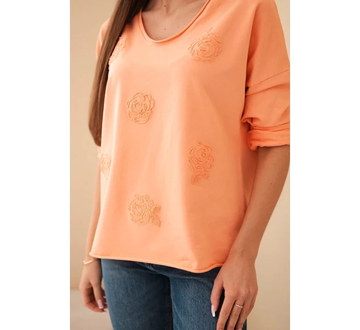 Dámská bavlněná blůza s model 21890118 květinami a V výstřihem meruňková - K-Fashion