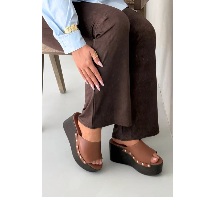 Dámské nazouváky na platformě s přezkami Camel model 21918838 - Boto Dámské nazouváky na platformě s přezkami Camel model 21918838 - Boto