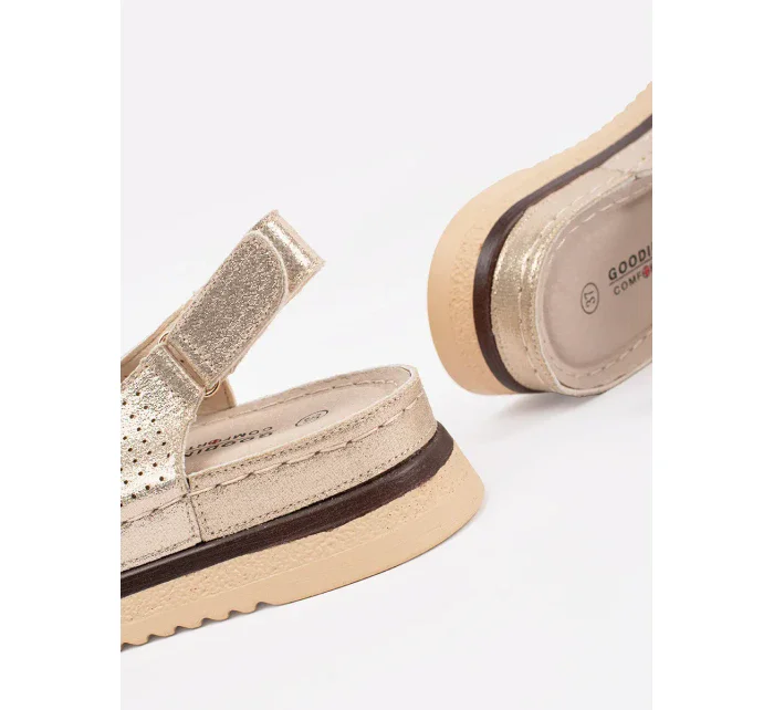 Trendy dámské zlaté  sandály na plochém podpatku