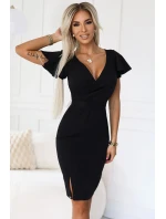 NINA Černé elegantní dámské šaty s přeloženým obálkovým výstřihem, a páskem model 20702181 - numoco NINA Černé elegantní dámské šaty s přeloženým obálkovým výstřihem, a páskem model 20702181 - numoco