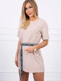 Šaty s ozdobným páskem béžové