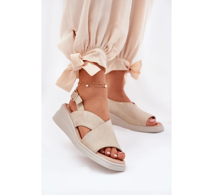 Dámské Sandály Na Klínu Z Eko Kůže Zlaté model 21692870 - Boto Dámské Sandály Na Klínu Z Eko Kůže Zlaté model 21692870 - Boto