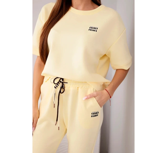 Dámský viskózový komplet s krátkým rukávem a kalhotami s ohrnutým spodním lemem žlutý