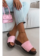 Ženské pantofle s zlatými sponami Růžové model 21937768 - Boto