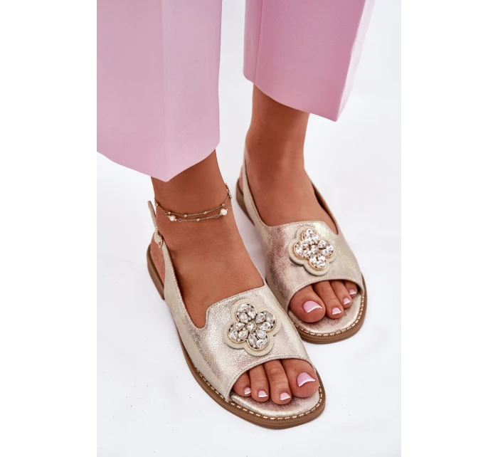 Dámské sandály na plochém podpatku s ozdobným detailem model 21696695 zlaté - S.Barski