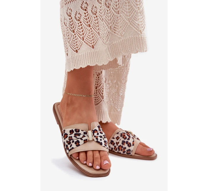 Dámské Pantofle Na Plochém Podpatku S Mašlí Béžové model 21702398 - Boto Dámské Pantofle Na Plochém Podpatku S Mašlí Béžové model 21702398 - Boto