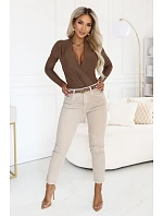 Stylové dámské body s výstřihem – barva mokka hnědá model 22353499 - numoco Stylové dámské body s výstřihem – barva mokka hnědá model 22353499 - numoco
