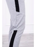 Šedá pruhovaná sportovní souprava Šedá pruhovaná sportovní souprava