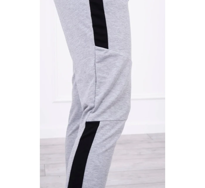 Šedá pruhovaná sportovní souprava Šedá pruhovaná sportovní souprava