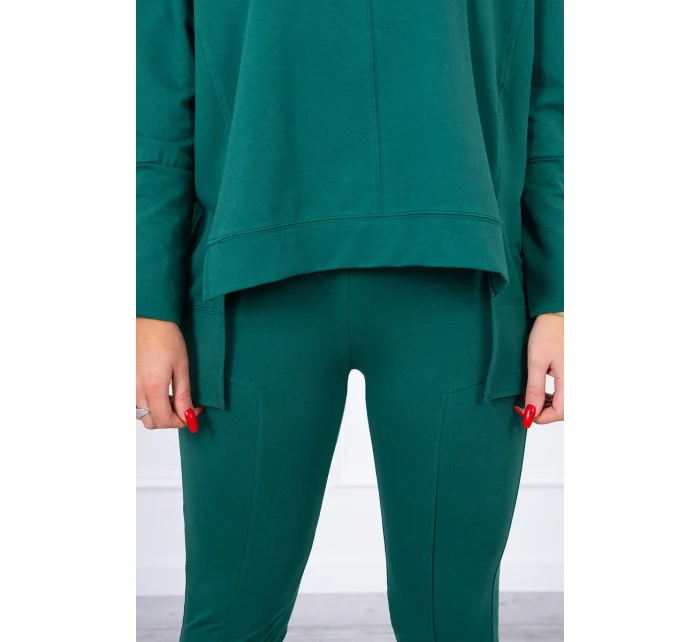 Souprava se zelenou halenkou nadměrné velikosti