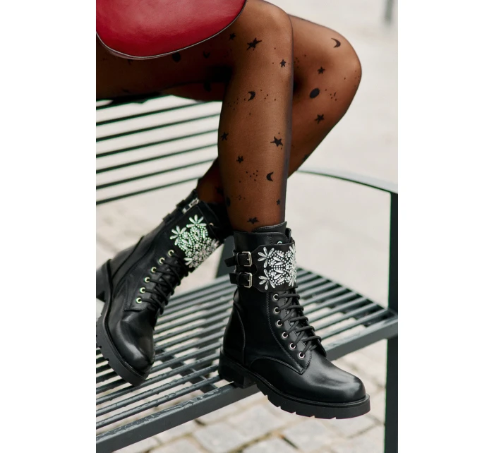 Zateplené pracovní boty s ozdobným pásem a přezkami černé model 21675949 - Boto Zateplené pracovní boty s ozdobným pásem a přezkami černé model 21675949 - Boto