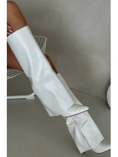 Zateplené kozačky na jehlovém podpatku s ohrnutým svrškem bílé model 21704872 - Boto