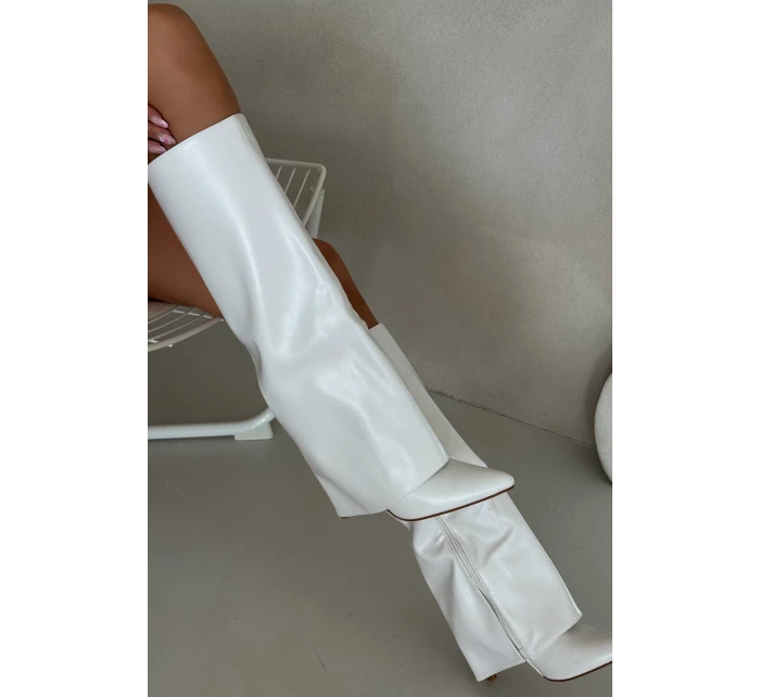 Zateplené kozačky na jehlovém podpatku s ohrnutým svrškem bílé model 21704872 - Boto Zateplené kozačky na jehlovém podpatku s ohrnutým svrškem bílé model 21704872 - Boto