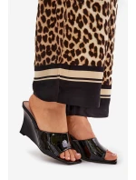 Lakované Dámské Pantofle Na Klínu Černé model 21688970 - Boto