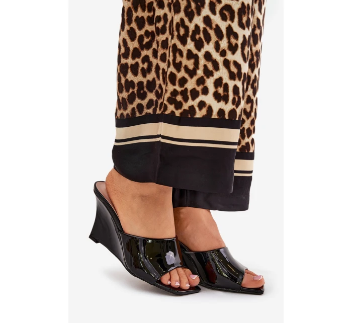 Lakované Dámské Pantofle Na Klínu Černé model 21688970 - Boto