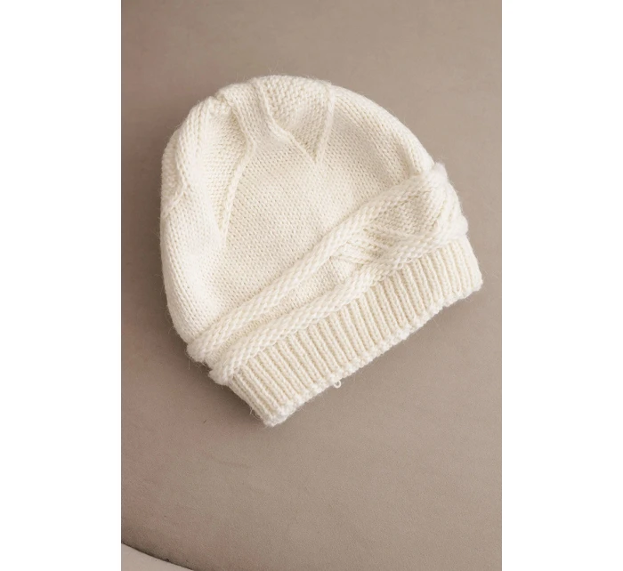 Dámská zimní čepice z vlny a s proplétaným vzorem K428 světle béžová Dámská zimní čepice z vlny a s proplétaným vzorem K428 světle béžová