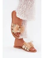 Dámské sandály na plochém podpatku s mašlí zlaté model 21703826 - Boto Dámské sandály na plochém podpatku s mašlí zlaté model 21703826 - Boto