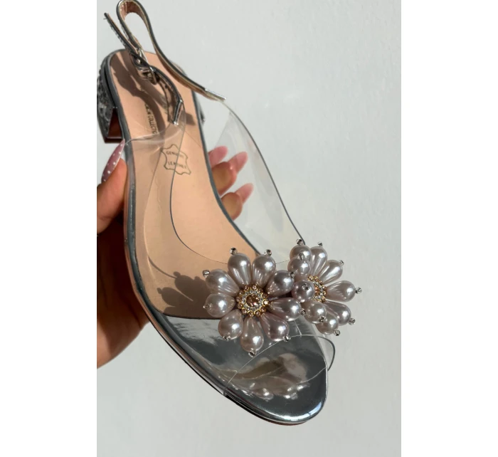 Průhledné sandály na nízkém podpatku s ozdobnými detaily D&A MR52-229 stříbrné Průhledné sandály na nízkém podpatku s ozdobnými detaily D&A MR52-229 stříbrné