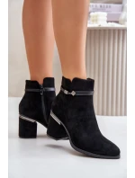 Zateplené dámské boty na podpatku s ozdobným páskem černé model 21675634 - VINCEZA