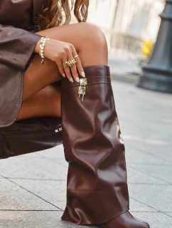 Dámské kozačky na klínu s páskem a stříbrným detailem Korivelle – hnědé