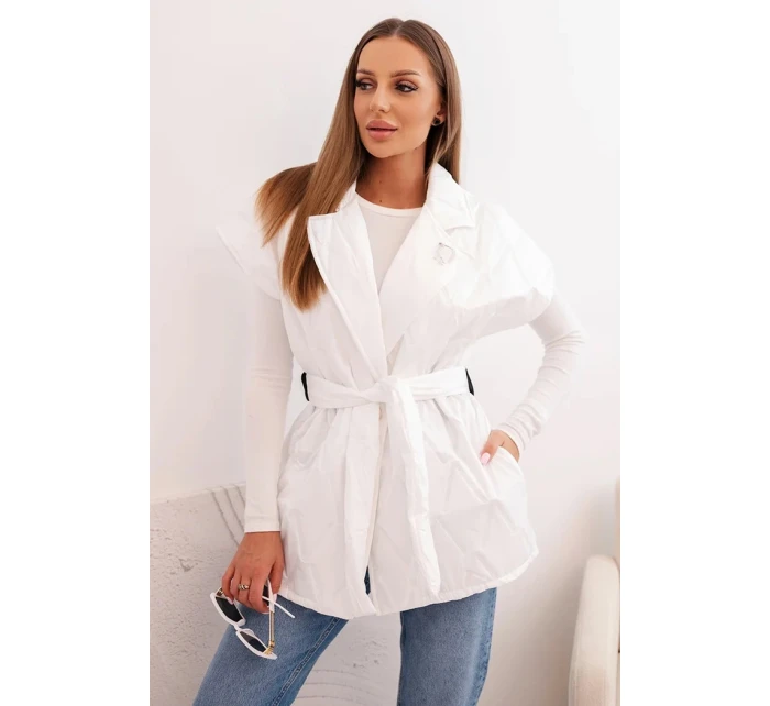 Dámská prošívaná vesta s páskem a širokým límcem bílá