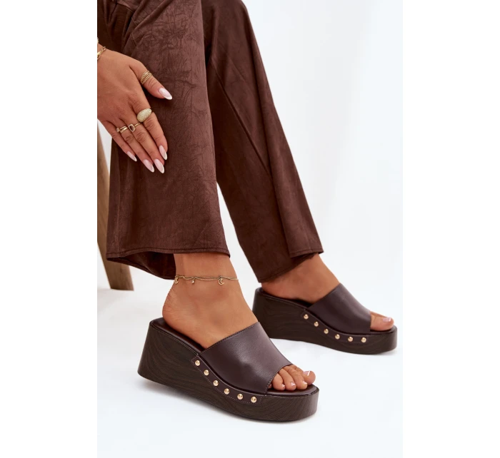 Dámské pantofle na platformě se zlatými sponami hnědé model 21918845 - Boto