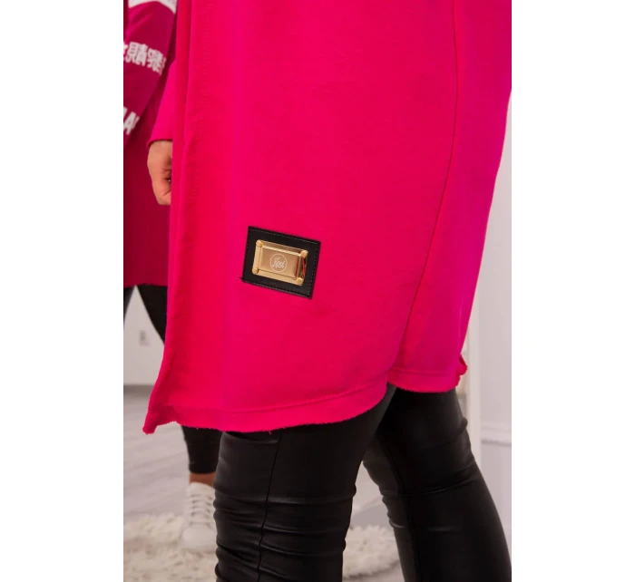 Fuchsiový plášť s nápisy