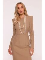 model 21319027 Tužkové šaty s ozdobnými rameny béžové - STYLOVE model 21319027 Tužkové šaty s ozdobnými rameny béžové - STYLOVE