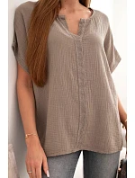 Dámská bavlněná halenka oversize s výstřihem do V a krajkou fango Dámská bavlněná halenka oversize s výstřihem do V a krajkou fango