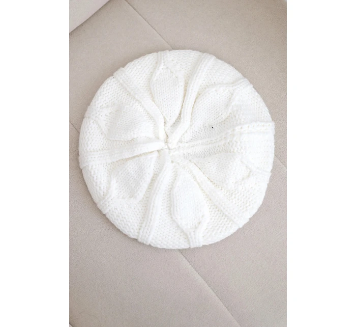 Dámská zimní vlněná čepice bílá model 21896600 - K-Fashion Dámská zimní vlněná čepice bílá model 21896600 - K-Fashion