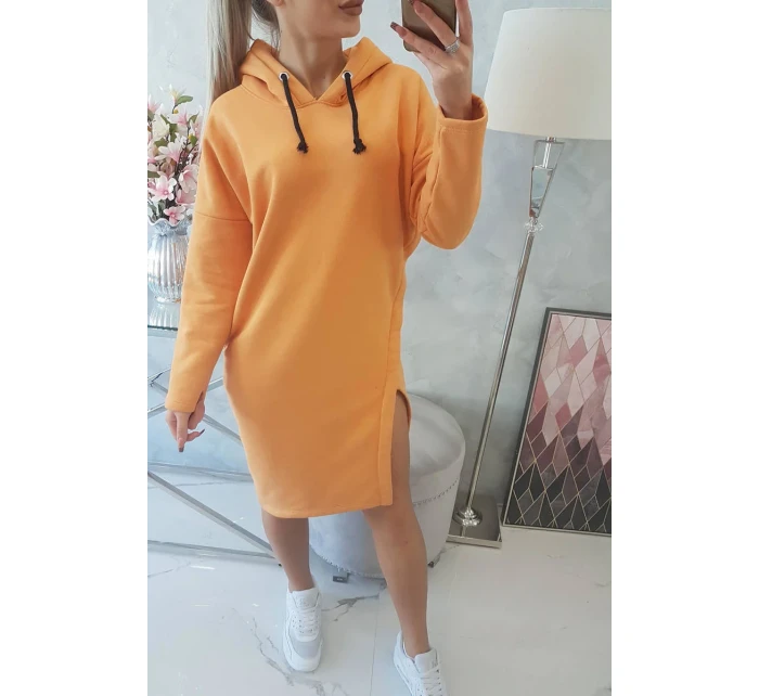 Šaty s kapucí a bočním rozparkem broskvové Šaty s kapucí a bočním rozparkem broskvové