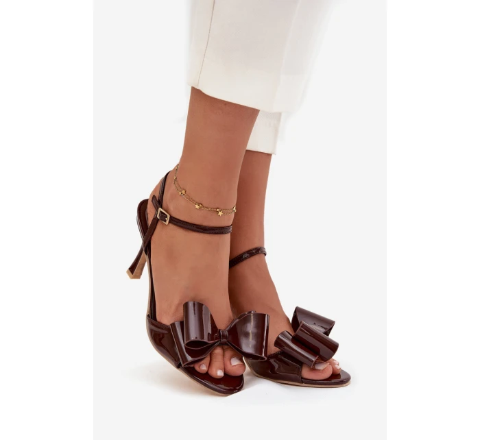 Lakované sandály na podpatku s mašlí Noliva – čokoládové Lakované sandály na podpatku s mašlí Noliva – čokoládové