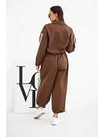 Dámský bavlněný komplet s oversized kalhotami a kontrastními lampasy hnědý Dámský bavlněný komplet s oversized kalhotami a kontrastními lampasy hnědý