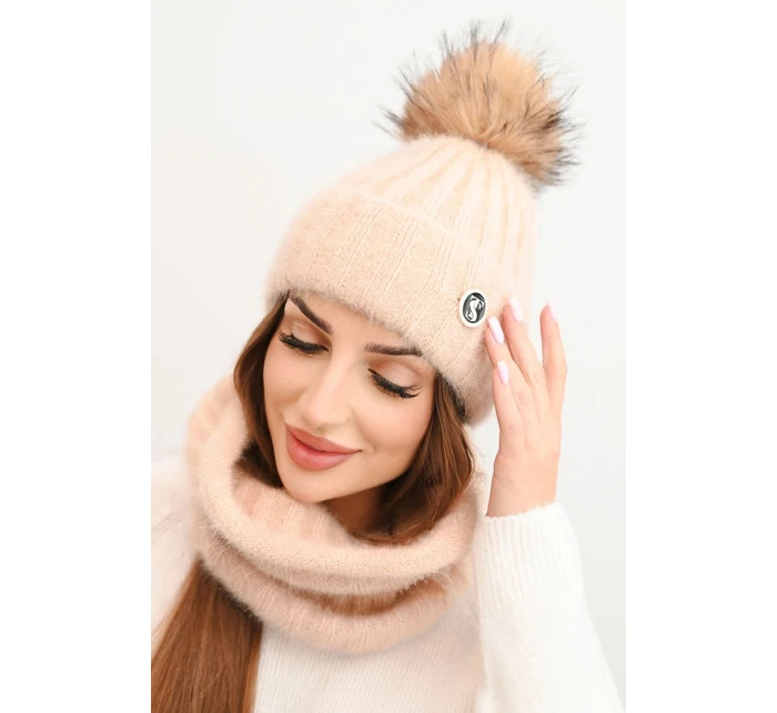 Dámská zimní souprava s bambulí a nákrčníkem béžová