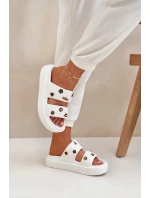 Dámské pěnové pantofle s ozdobnými připínkami – bílé