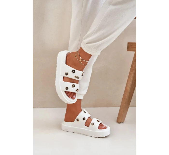 Dámské pěnové pantofle s ozdobnými připínkami – bílé