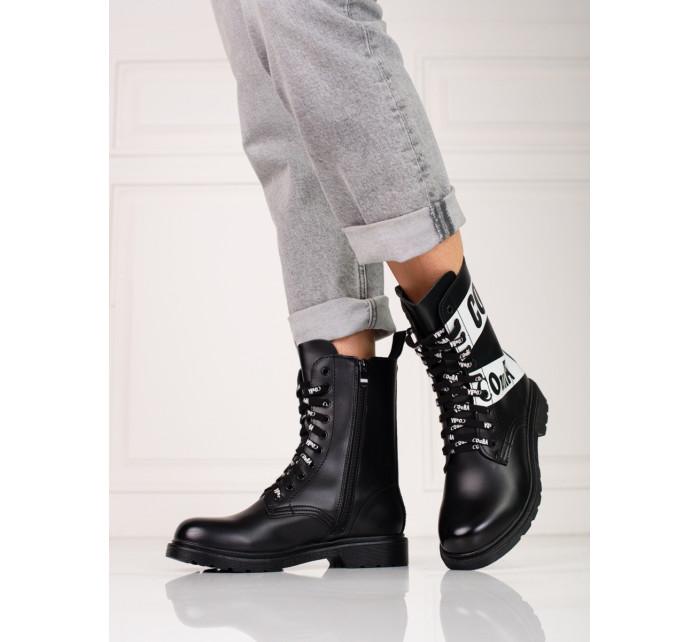 Klasické  kotníčkové boty dámské černé na plochém podpatku