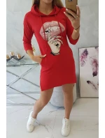 Šaty s delšími zády a barevným potiskem červené barvy Šaty s delšími zády a barevným potiskem červené barvy