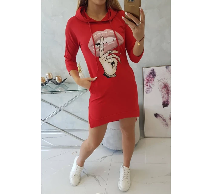 Šaty s delšími zády a barevným potiskem červené barvy Šaty s delšími zády a barevným potiskem červené barvy