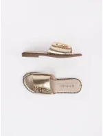 Praktické dámské zlaté nazouváky na plochém podpatku Praktické dámské zlaté nazouváky na plochém podpatku