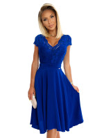 Šifonové dámské šaty v chrpové barvě s krajkovým výstřihem model 17639845 - numoco