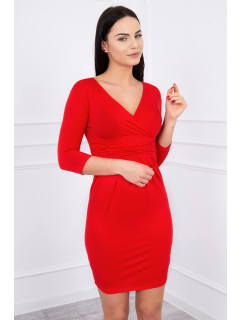 Přiléhavé šaty s výřezem pod prsy červené barvy