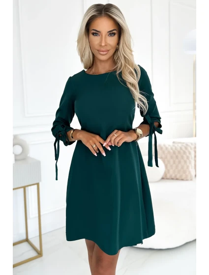 ALICE Dámské trapézové šaty v lahvově zelené barvě s mašličkami model 20577295 - numoco ALICE Dámské trapézové šaty v lahvově zelené barvě s mašličkami model 20577295 - numoco