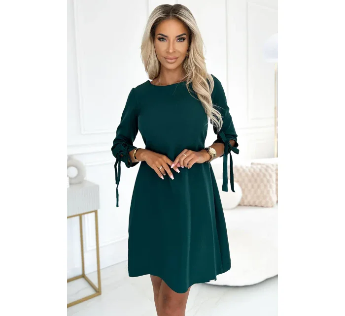 ALICE Dámské trapézové šaty v lahvově zelené barvě s mašličkami model 20577295 - numoco ALICE Dámské trapézové šaty v lahvově zelené barvě s mašličkami model 20577295 - numoco
