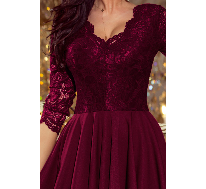 NICOLLE - Dámské šaty ve švestkové barvě s delším zadním dílem a krajkovým výstřihem 210-13