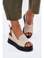 Kožené dámské sandály na klínu model 21697572 béžové - Artiker